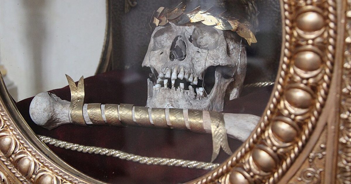 Relikwie świętych — Kościół MB Jasnogórskiej, Bobrowniki. Zdjęcie: Wikimedia Commons.