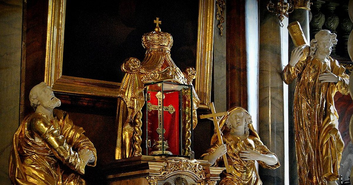 Relikwie świętych — Kościół MB Różańcowej, Kłodzko. Zdjęcie: Wikimedia Commons.