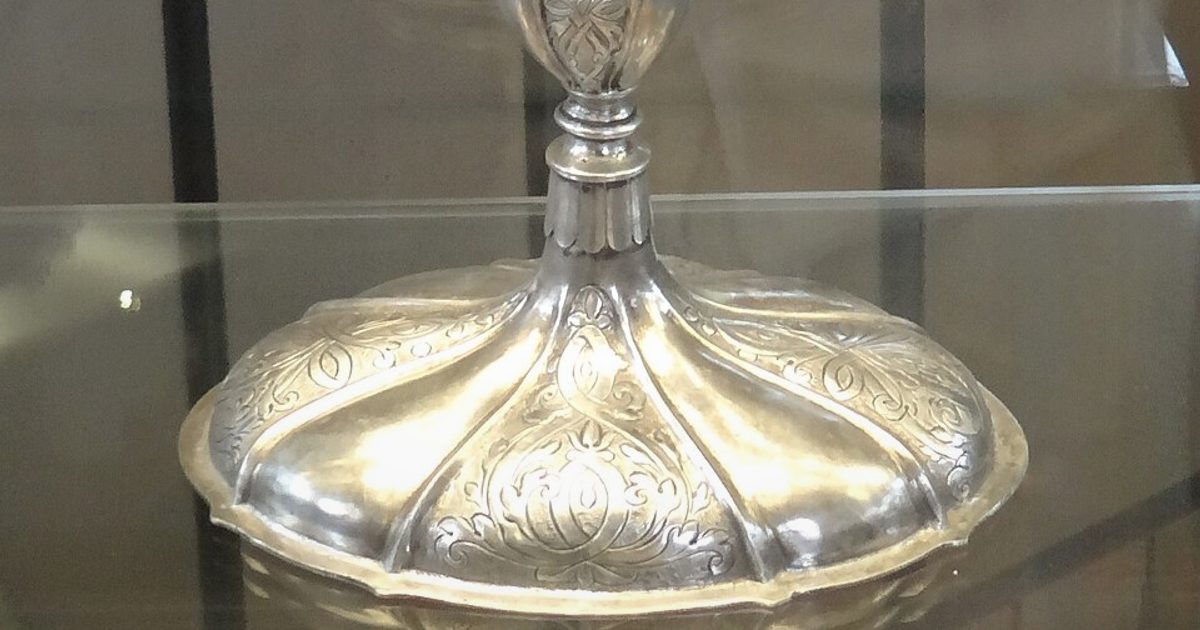 Relikwie świętych — Kościół MB Szkaplerznej, Dobra. Zdjęcie: Wikimedia Commons.