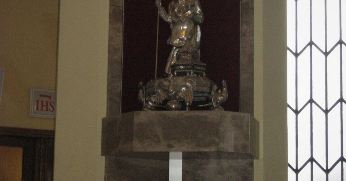 Relikwie świętych — Kościół MB Szkaplerznej, Okalewo. Zdjęcie: Wikimedia Commons.