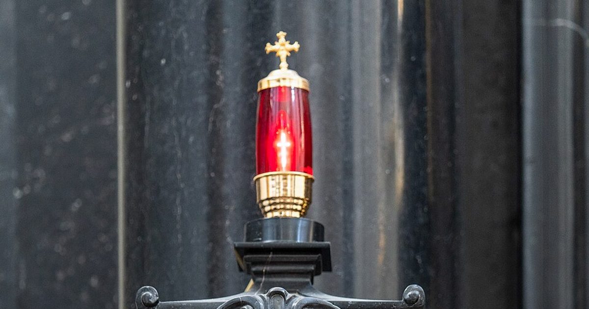 Relikwie świętych — Kościół Najświętszego Serca Jezusowego, Wiśniew. Zdjęcie: Wikimedia Commons.