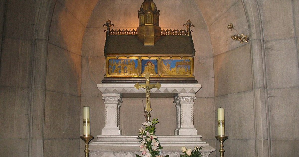 Relikwie świętych — Kościół Najświętszego Serca Pana Jezusa, Kęty. Zdjęcie: Wikimedia Commons.