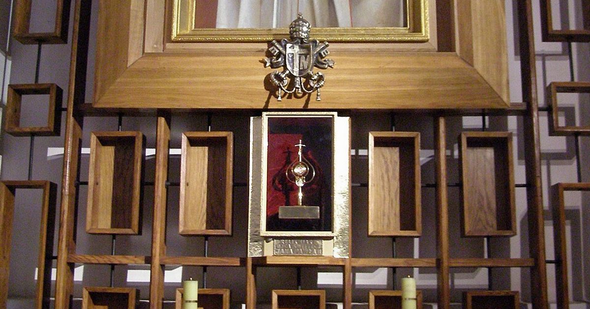 Relikwie świętych — Kościół Najświętszej Trójcy, Szkopy. Zdjęcie: Wikimedia Commons.