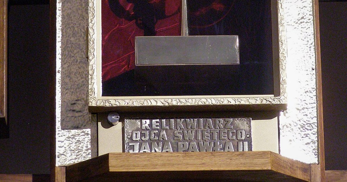 Relikwie świętych — Kościół Niepokalanego Poczęcia NMP, Ciepłowody. Zdjęcie: Wikimedia Commons.