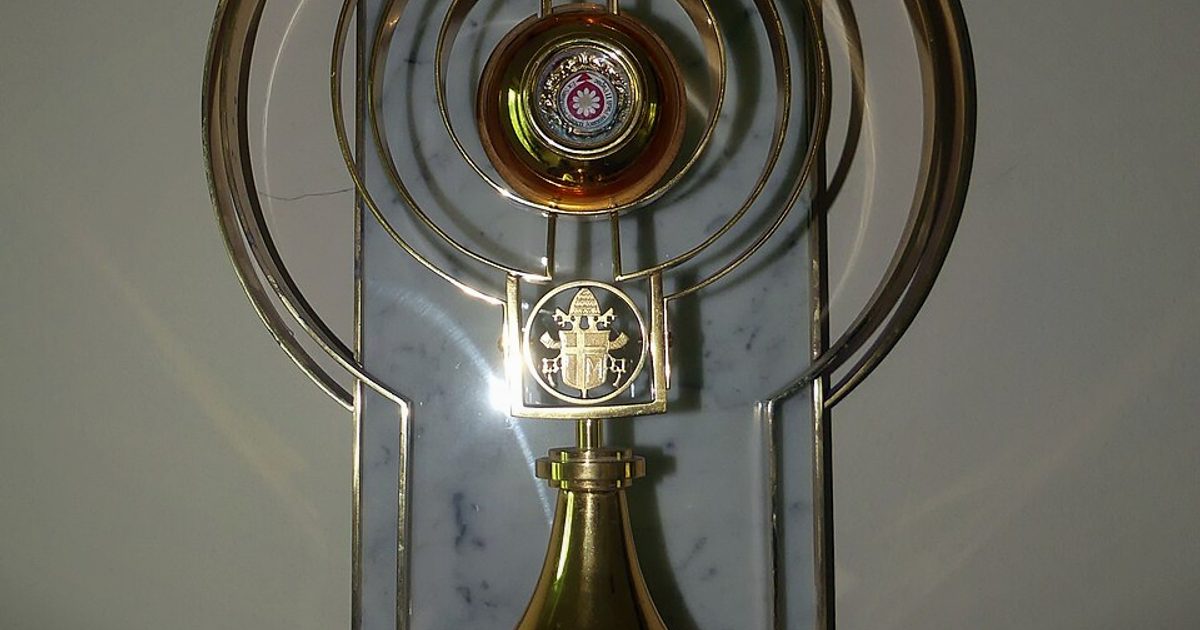 Relikwie świętych — Kościół św. Aniołów Stróżów, Wałbrzych. Zdjęcie: Wikimedia Commons.