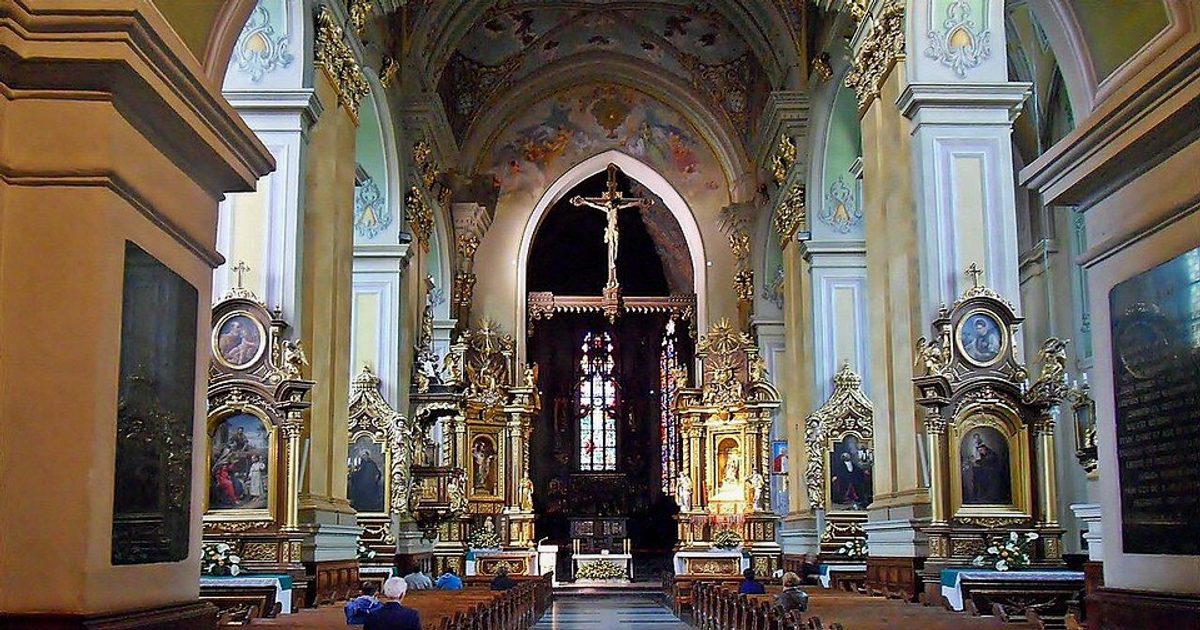 Relikwie świętych — Kościół św. Stanisława Biskupa, Przemyśl. Zdjęcie: Wikimedia Commons.