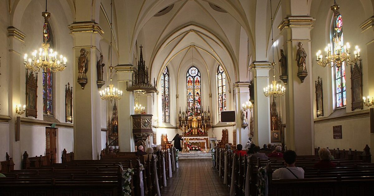 Relikwie świętych — Kościół Św. Wojciecha bp. i Męczennika, Ełk. Zdjęcie: Wikimedia Commons.