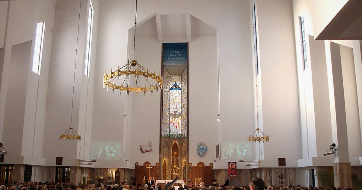 Relikwie świętych — Kościół Świętej Rodziny, Lublin. Zdjęcie: Wikimedia Commons.