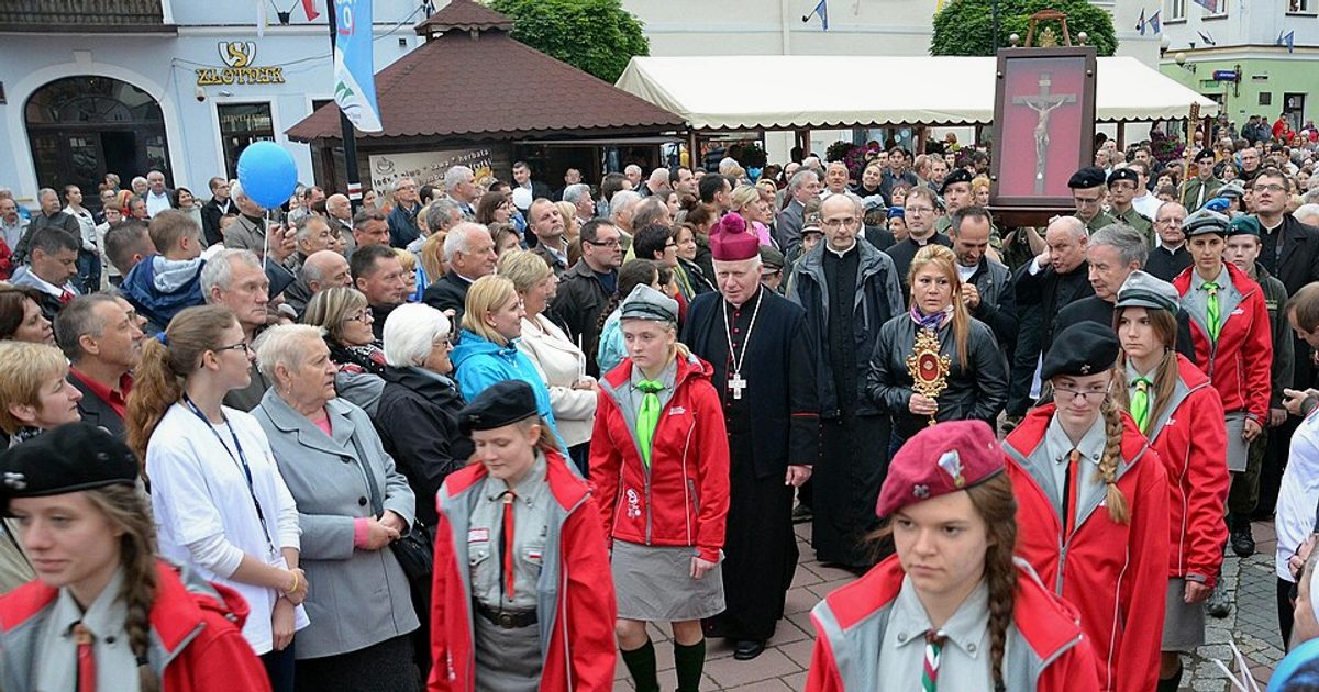 Relikwie świętych — Kościół Trójcy Świętej, Dobrów. Zdjęcie: Wikimedia Commons.