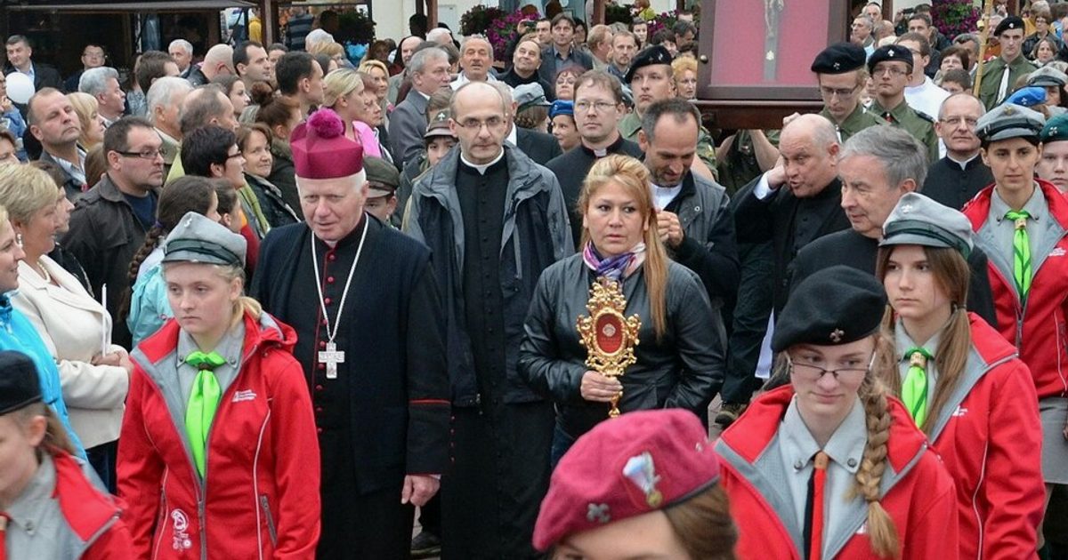 Relikwie świętych — Kościół Trójcy Świętej, Krzepielów. Zdjęcie: Wikimedia Commons.