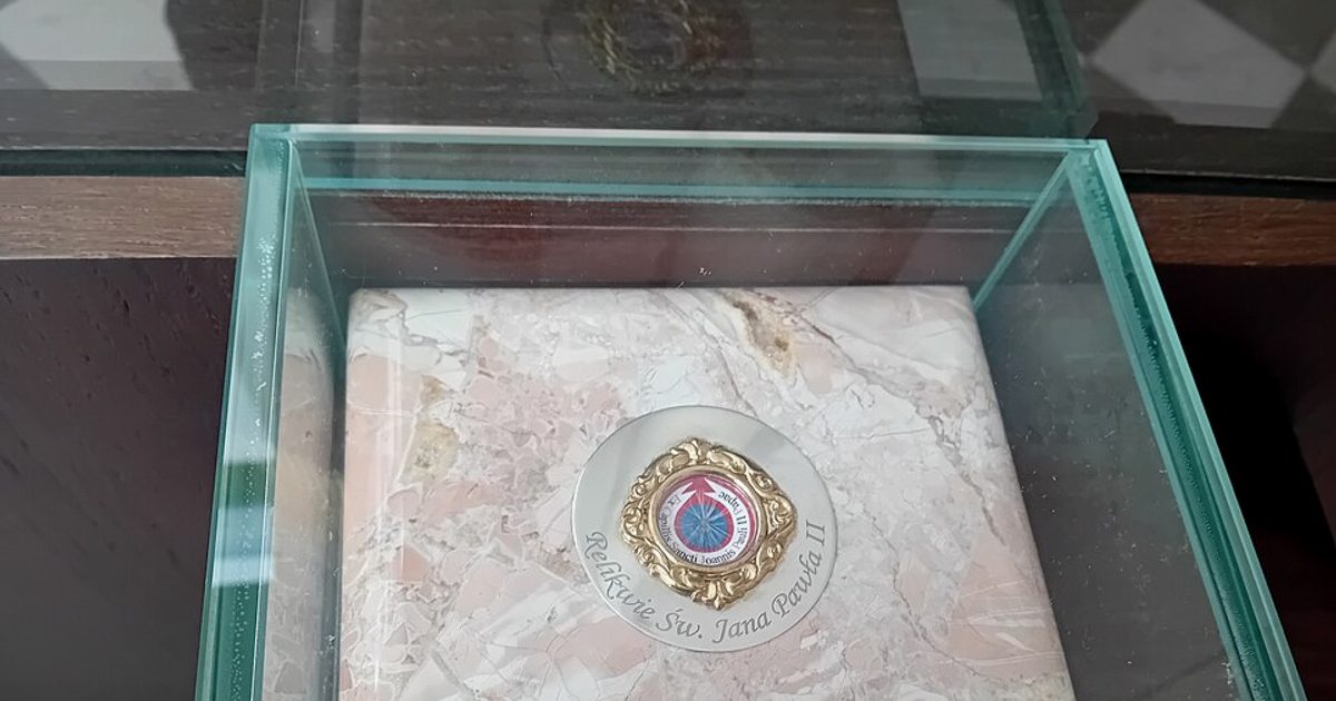 Relikwie świętych — Kościół Wniebowzięcia NMP, Nowe Warpno. Zdjęcie: Wikimedia Commons.