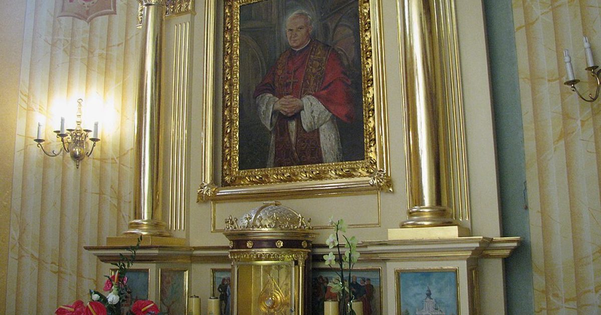 Relikwie świętych — Kościół Zmartwychwstania Pańskiego, Kuślin. Zdjęcie: Wikimedia Commons.