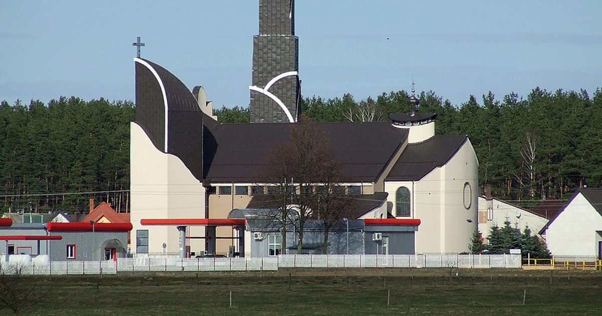 Kościół parafii Kościół Chrystusa Króla Wszechświata w Łyse — zdjęcie