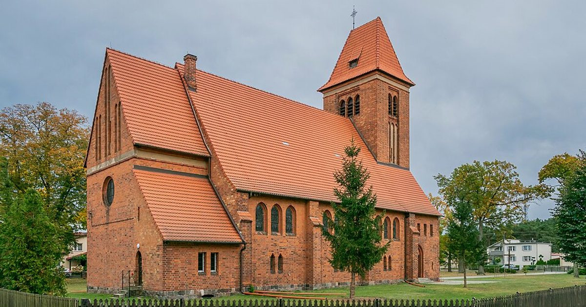 Kościół parafii Kościół Matki Boskiej Królowej Korony Polskiej w Jastrzębsko Stare — zdjęcie