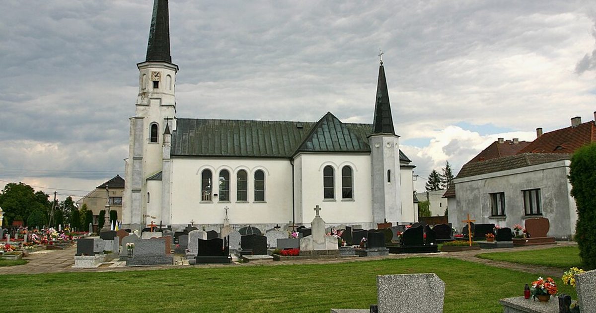Kościół parafii Kościół Matki Boskiej Szkaplerznej w Grabina — zdjęcie