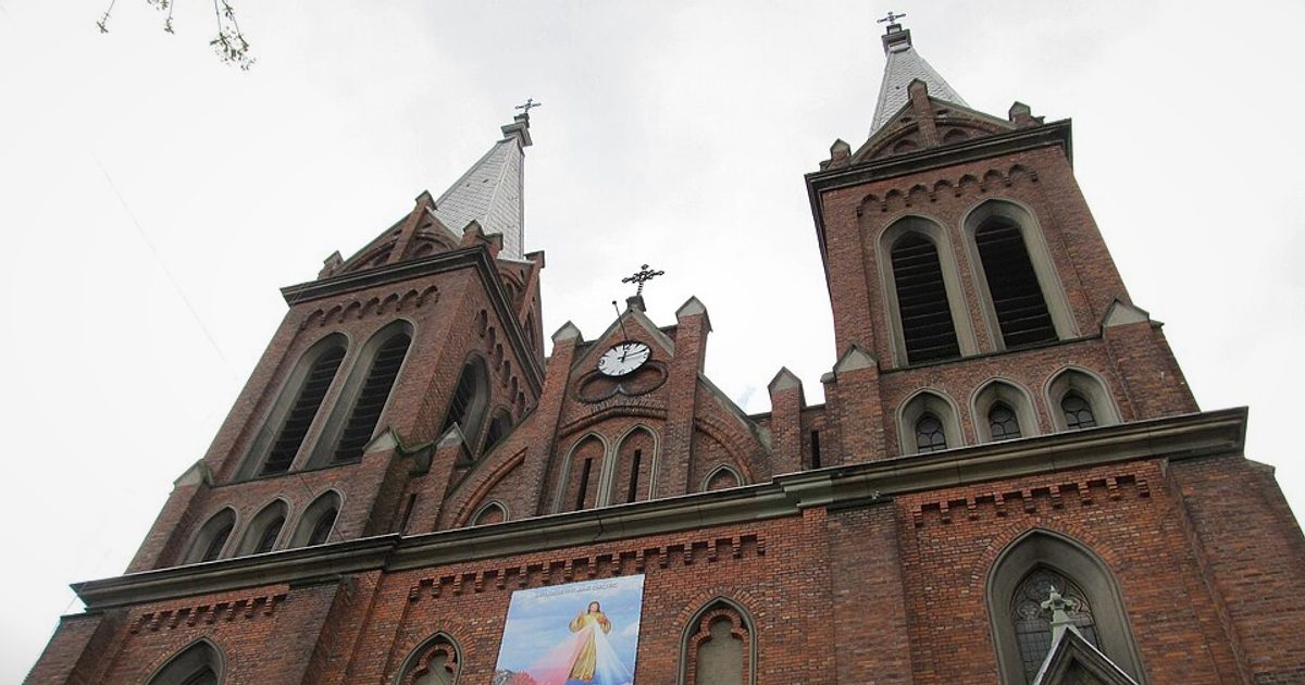 Kościół parafii Kościół Najświętszego Serca Pana Jezusa w Opatówek — zdjęcie