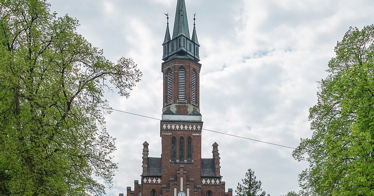 Kościół parafii Kościół Narodzenia NMP w Charłupia Mała — zdjęcie