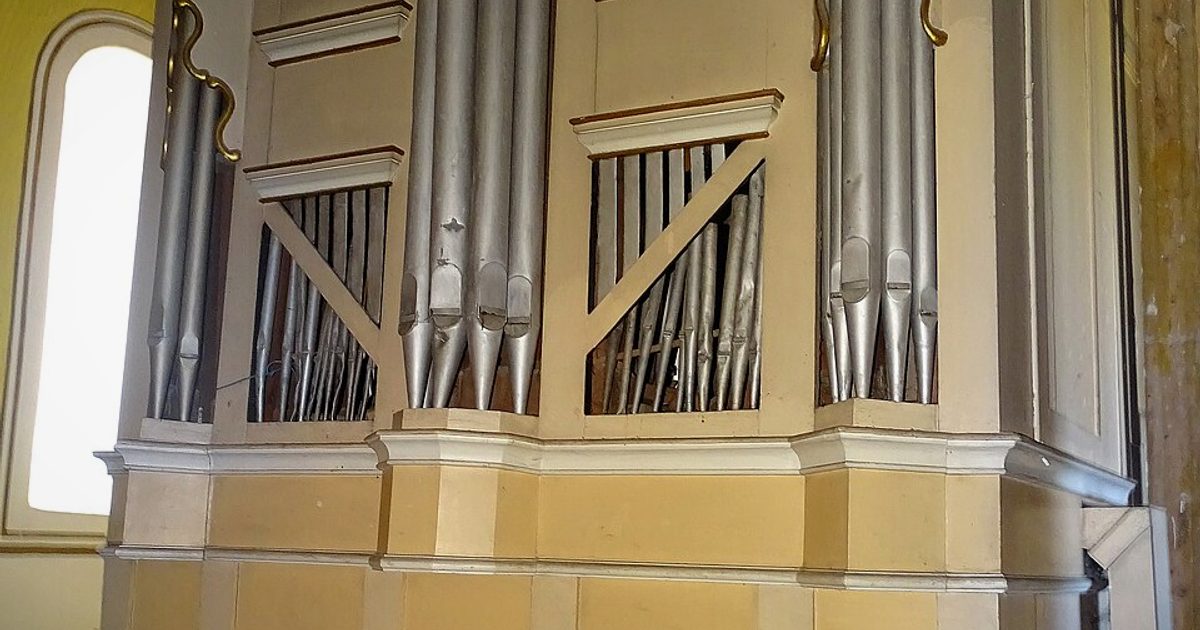 Kościół parafii Kościół Narodzenia NMP w Ostrowąs — zdjęcie