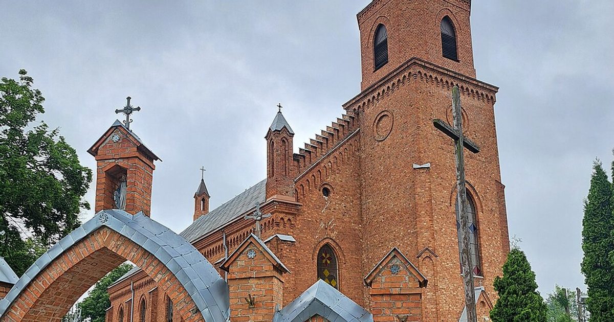 Kościół parafii Kościół Nawiedzenia NMP w Stary Lubotyń — zdjęcie