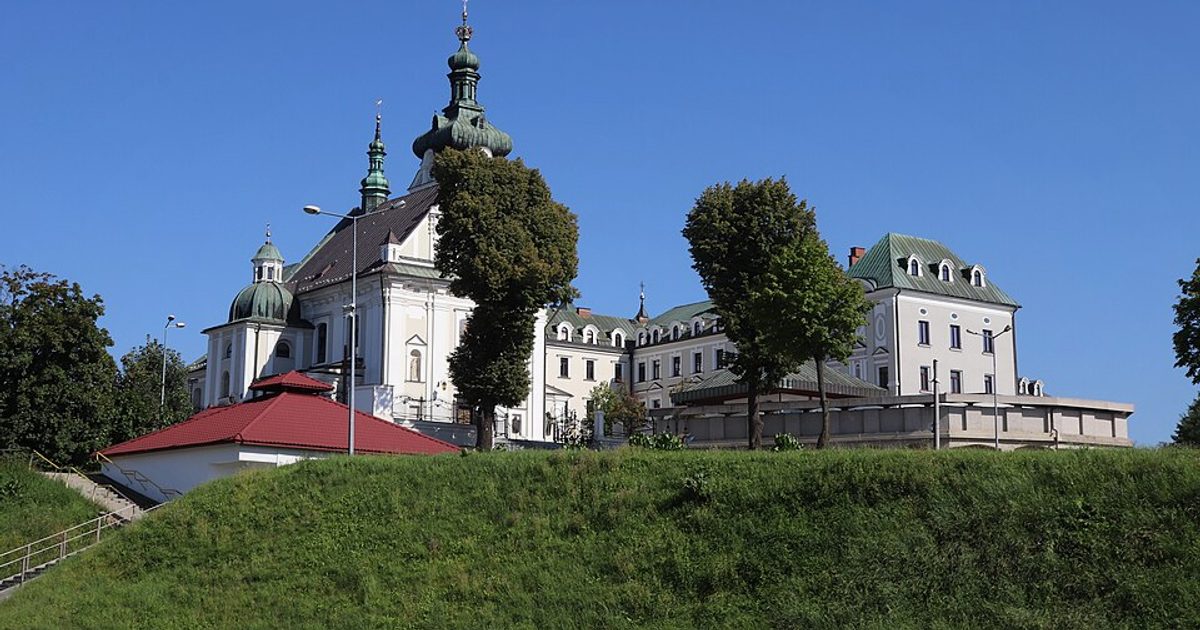 Kościół parafii Kościół Nawiedzenia NMP w Tuchów — zdjęcie