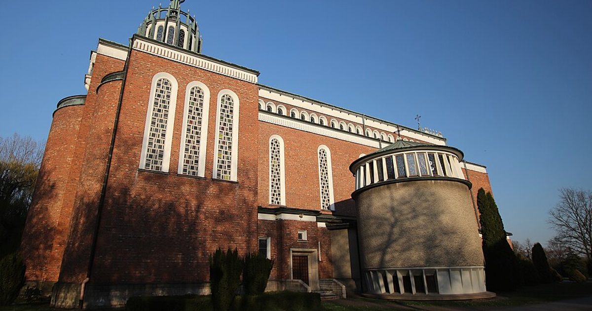 Kościół parafii Kościół NMP Królowej Polski w Tarnów — zdjęcie