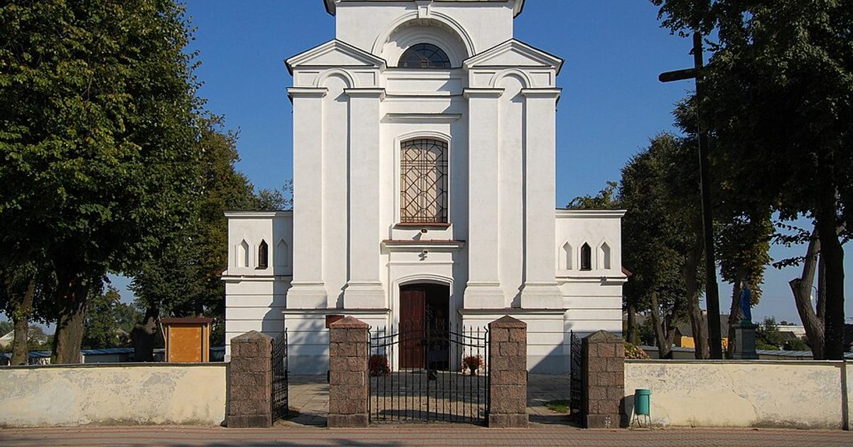 Kościół parafii Kościół Podwyższenia Krzyża Świętego w Adamów — zdjęcie