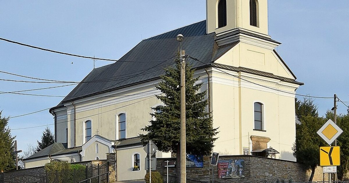 Kościół parafii Kościół Podwyższenia Krzyża Świętego w Brzostek — zdjęcie
