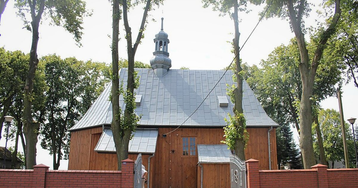 Kościół parafii Kościół Podwyższenia Krzyża Świętego w Grochowalsk — zdjęcie