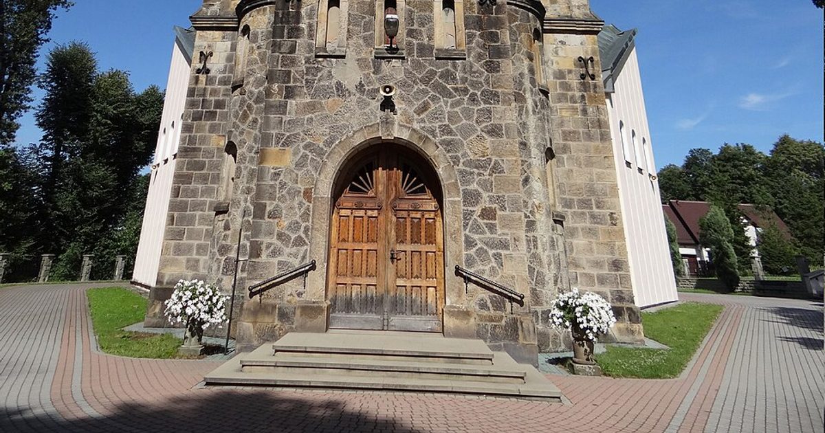 Kościół parafii Kościół Podwyższenia Krzyża Świętego w Jawornik — zdjęcie