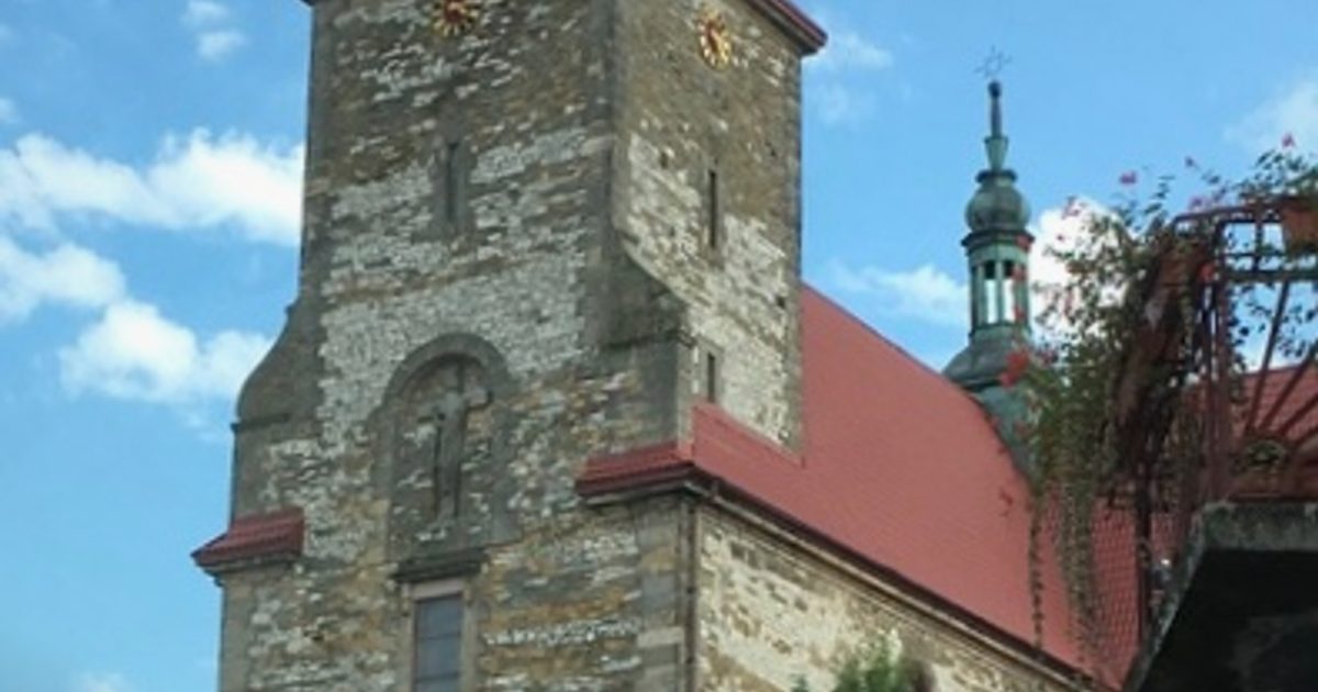 Kościół parafii Kościół Podwyższenia Krzyża Świętego w Łopuszno — zdjęcie