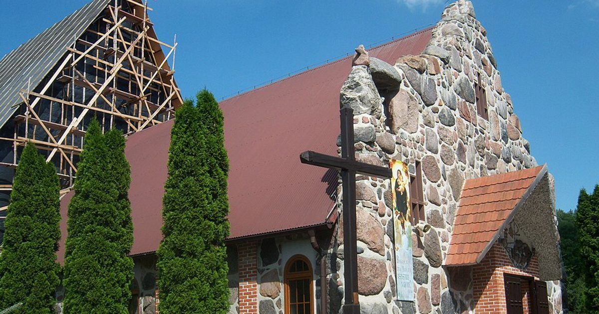 Relikwie świętych — Kościół św. Alberta Chmielowskiego, Posada. Zdjęcie: Wikimedia Commons.