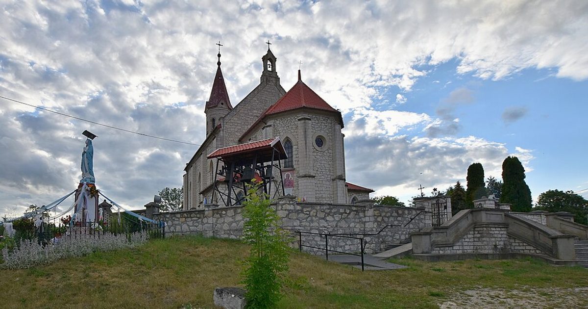 Dzieła sztuki sakralnej — Kościół św. Jana Chrzciciela, Ostrowce. Zdjęcie: Wikimedia Commons.