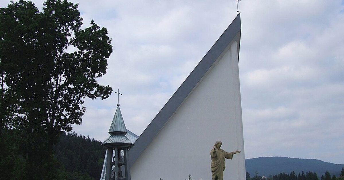 Relikwie świętych — Kościół św. Józefa Rzemieślnika, Stara Wieś. Zdjęcie: Wikimedia Commons.