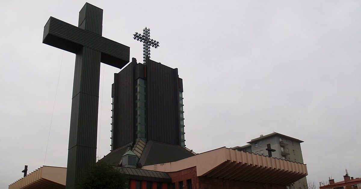 Dzieła sztuki sakralnej — Kościół św. Maksymiliana Kolbego, Warszawa. Zdjęcie: Wikimedia Commons.