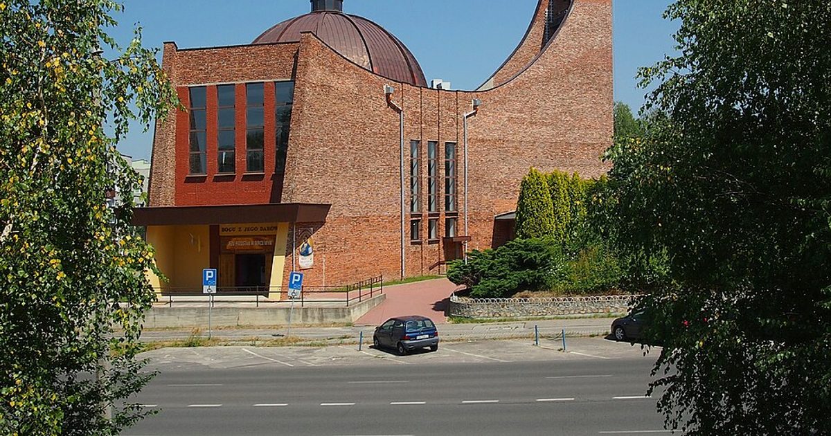 Relikwie świętych — Kościół św. Maksymiliana Marii Kolbego, Dąbrowa Górnicza. Zdjęcie: Wikimedia Commons.