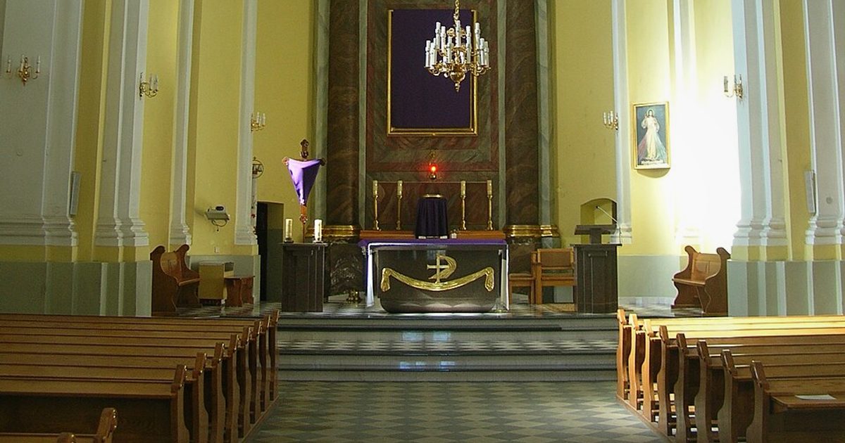 Dzieła sztuki sakralnej — Kościół św. Wojciecha, Góra Puławska. Zdjęcie: Wikimedia Commons.