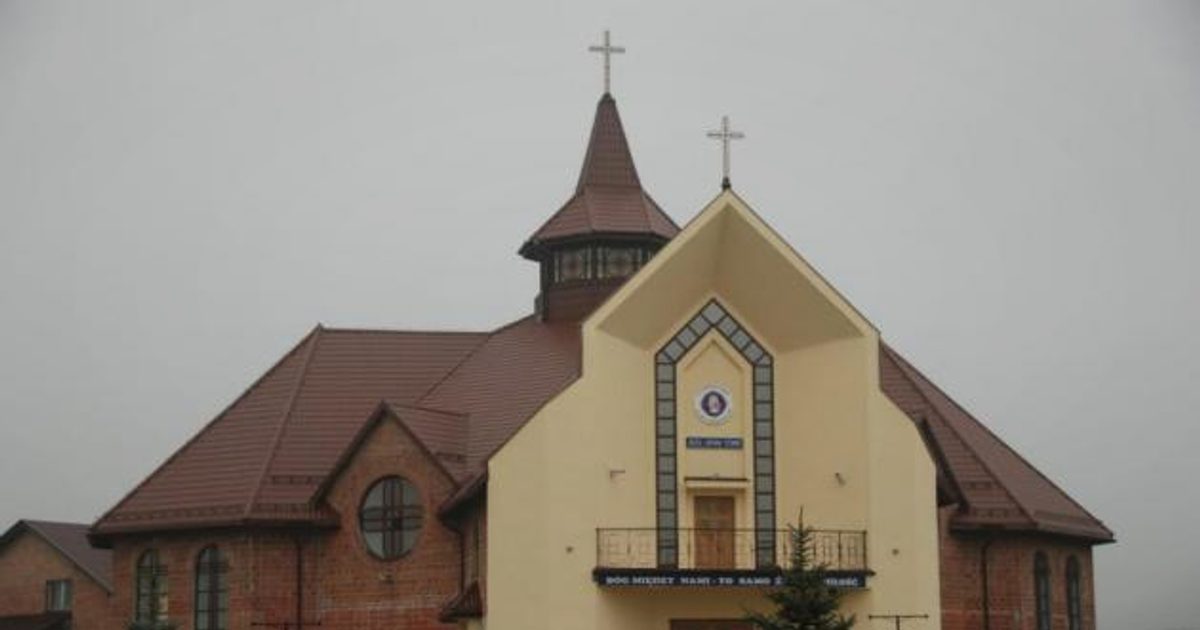 Kościół parafii Kościół Świętej Rodziny w Praszka — zdjęcie