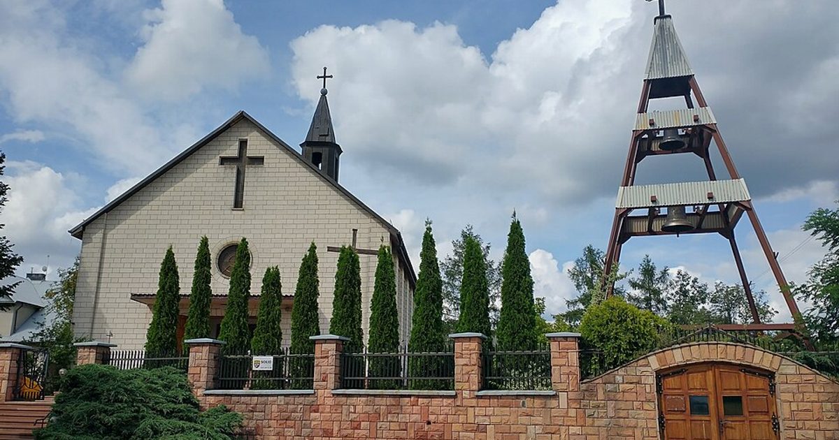 Dzieła sztuki sakralnej — Kościół Świętej Rodziny, Radomice. Zdjęcie: Wikimedia Commons.