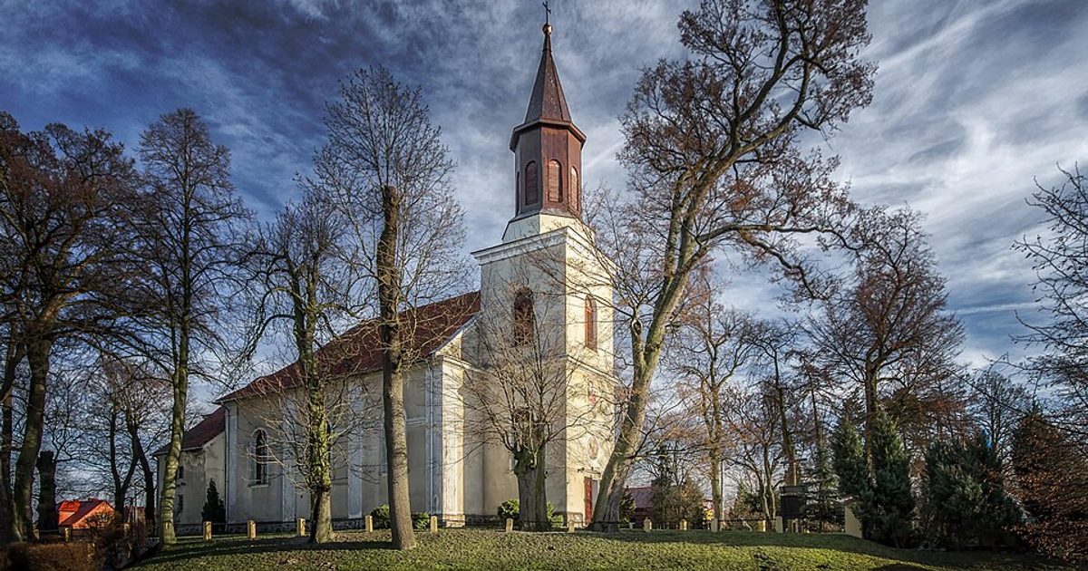 Kościół parafii Kościół Świętej Trójcy w Lutogniew — zdjęcie