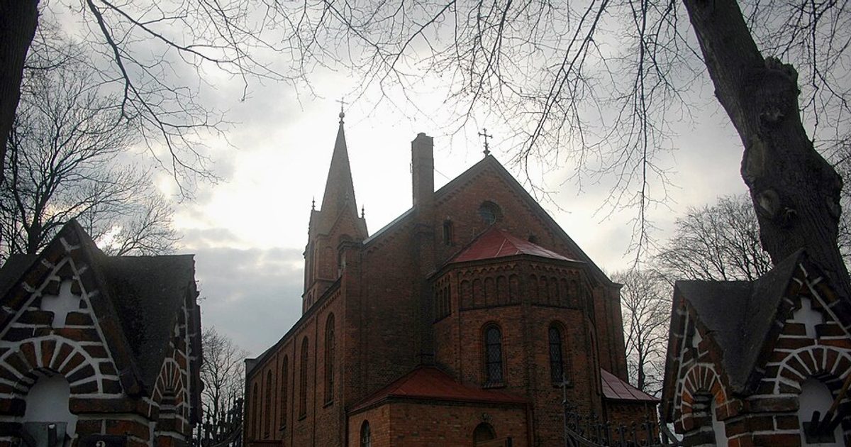 Kościół parafii Kościół Wniebowstąpienia Pańskiego w Dygowo — zdjęcie