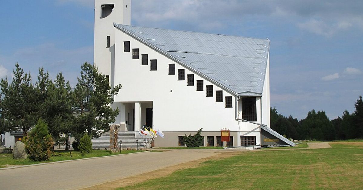 Kościół parafii Kościół Wniebowstąpienia Pańskiego w Karakule — zdjęcie