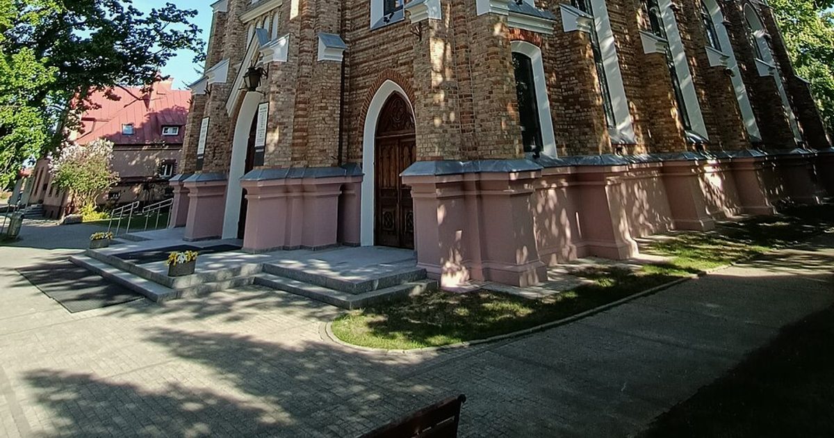 Kościół parafii Kościół Zesłania Ducha Świętego w Stara Iwiczna — zdjęcie